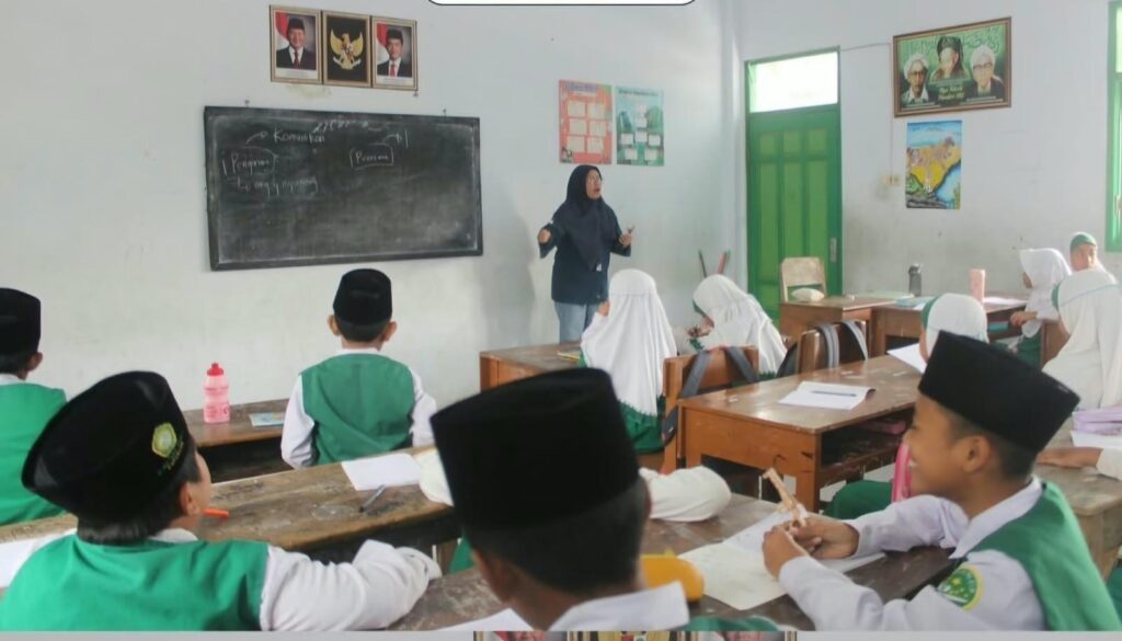 Penyampaian Materi Public Speaking oleh Pengurus HIMAKOM